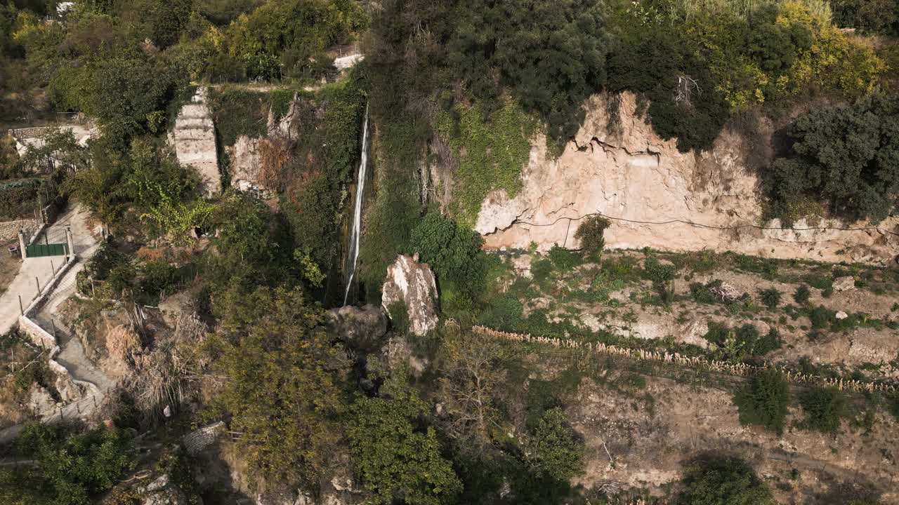 terreno rocoso y majestuosa cascada en españa, vista aérea