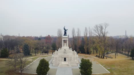 mausoleo de kossuth lajos en el cementerio de kerepesi, budapest, hungría en otoño - retirada de drones