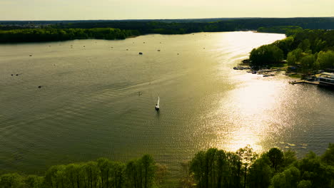 Die-Sonne-Am-Späten-Nachmittag-Wirft-Einen-Goldenen-Schimmer-über-Den-Ukiel-See,-Beleuchtet-Die-Sanften-Wellen-Auf-Der-Wasseroberfläche-Und-Verstärkt-Die-Ruhe-Der-Umgebung