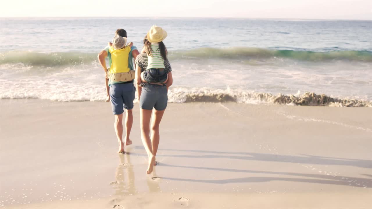 padres felices dando espaldas de cerdo a sus hijos