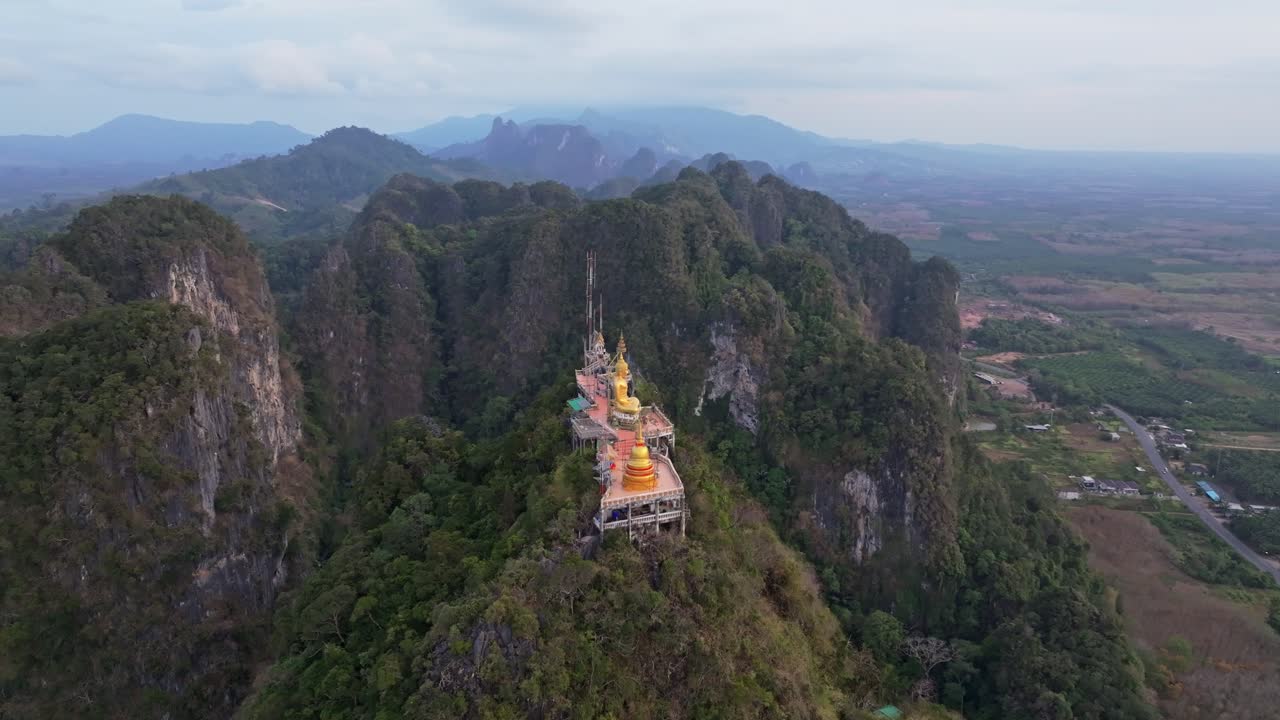 Ảnh drone ghi lại Wat Tham Suea rực rỡ trong những tia nắng ban mai, Thái Lan