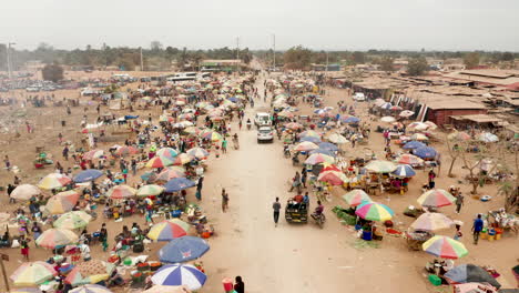 viajando frente al mercado informal, caxito en angola, áfrica 2