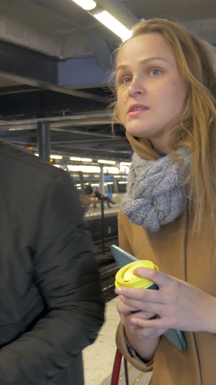 Persone che guardano una mappa in una stazione della metro