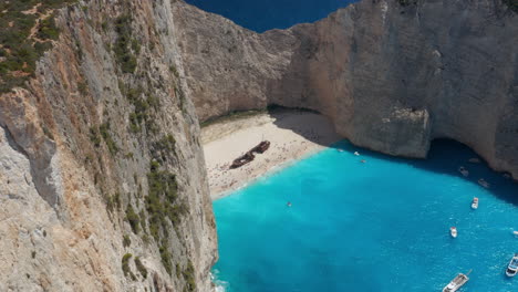 Schiffswrackstrand-In-Zakynthos,-Griechenland-Mit-Türkisblauem-Meer,-Malerischer-Bucht-Und-Weißen-Klippen