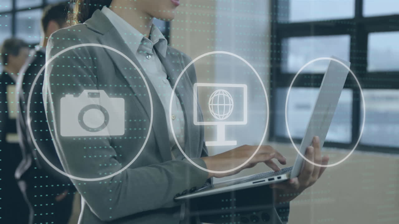 animación de estadísticas y procesamiento de datos sobre una mujer de negocios caucásica que utiliza una computadora portátil en la oficina