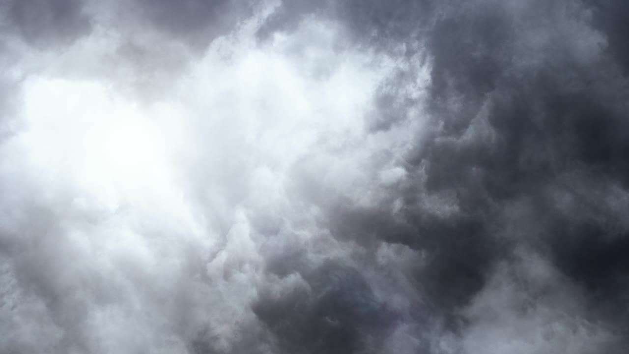 하늘에서 움직이는 4k 먹구름