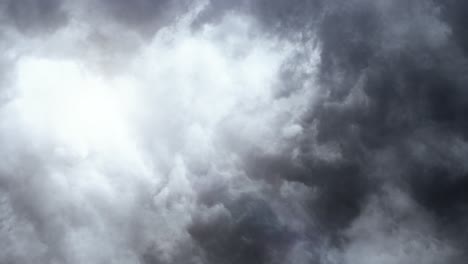 4k nubes oscuras moviéndose en el cielo