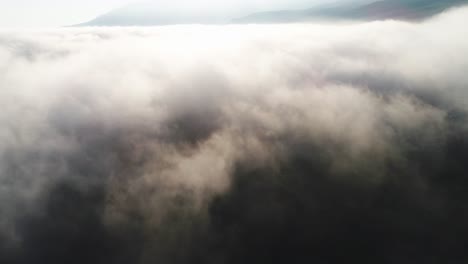 paisaje de nubes de montaña con niebla