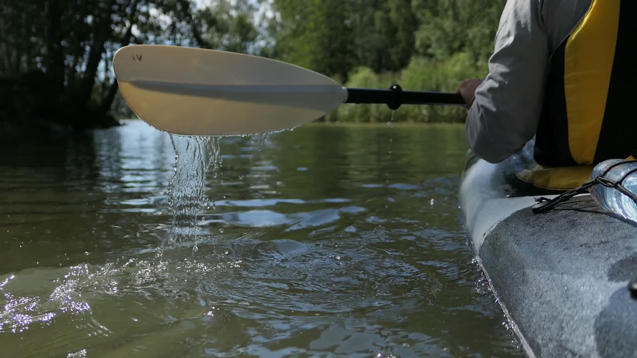 hombre en kayak, canoa en kayak vista trasera, canoa en agua tranquila naturaleza idílica