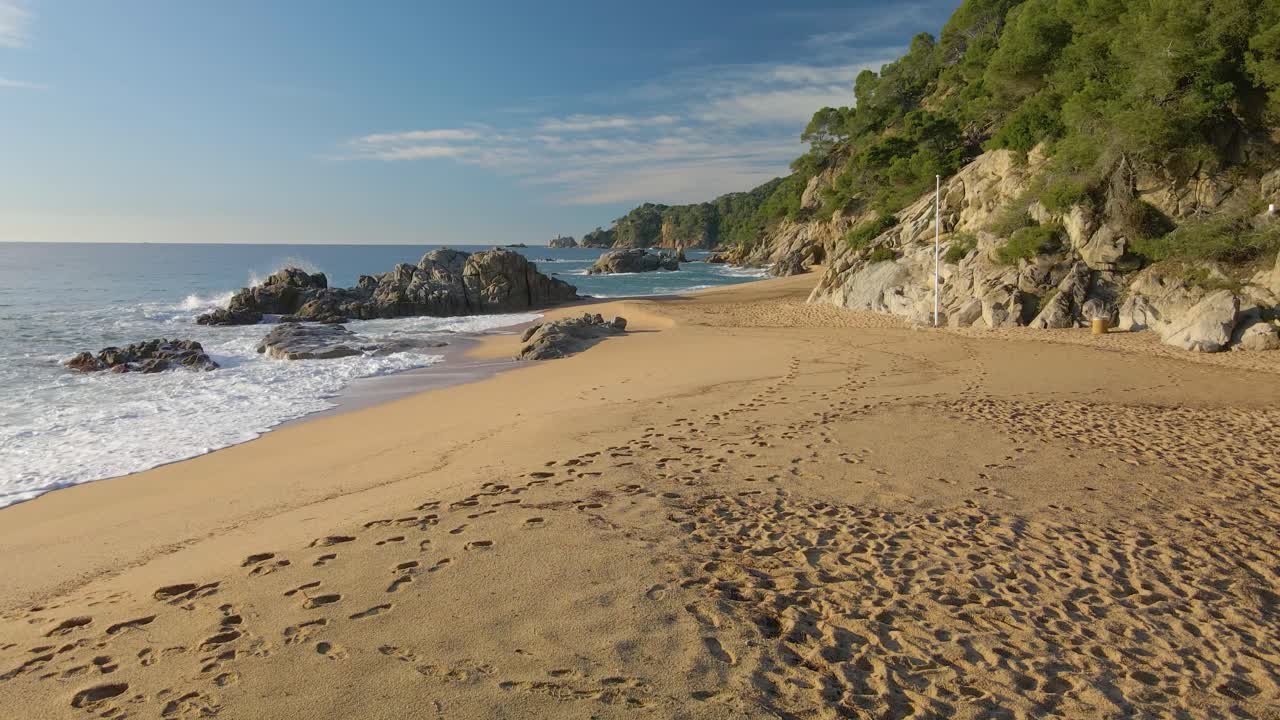 praia mediterrânea paradisíaca águas azuis turquesa sem pessoas drone vista aérea espanha catalunha costa brava blanes lloret de mar maiorca ilhas baleares