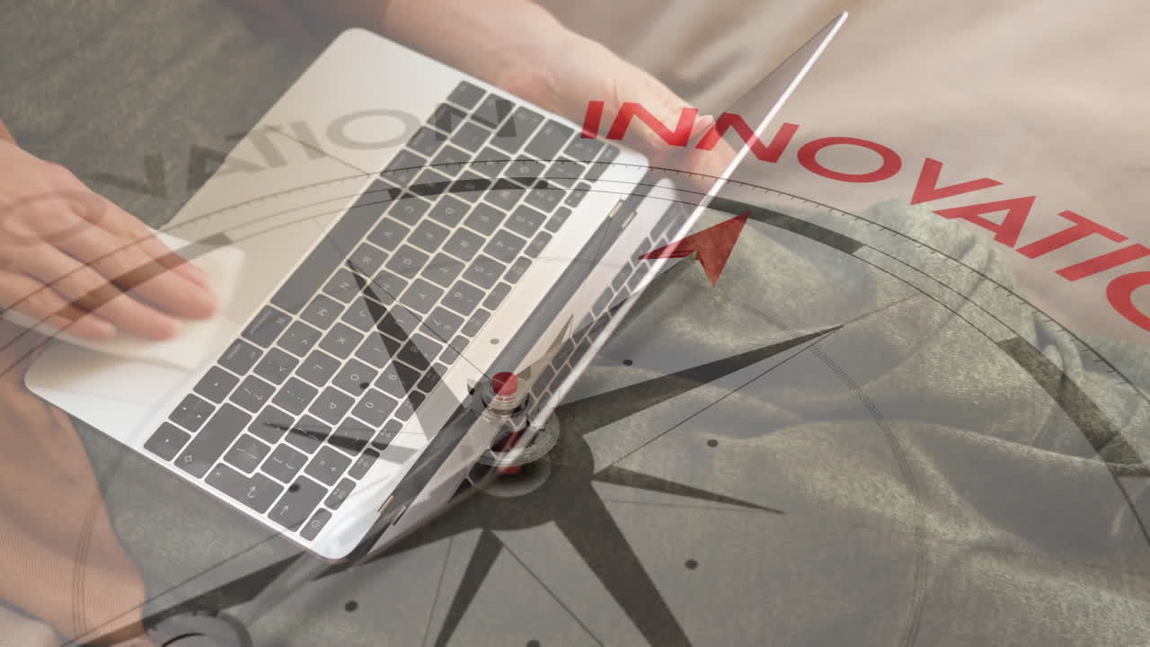 инновационный компас над компьютером.