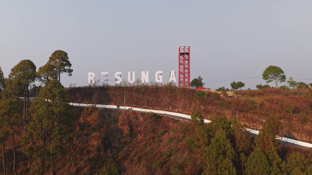 Imágenes de colinas verdes y área forestal en Resunga, Gulmi. Muestra paisajes naturales y terreno montañoso desde arriba