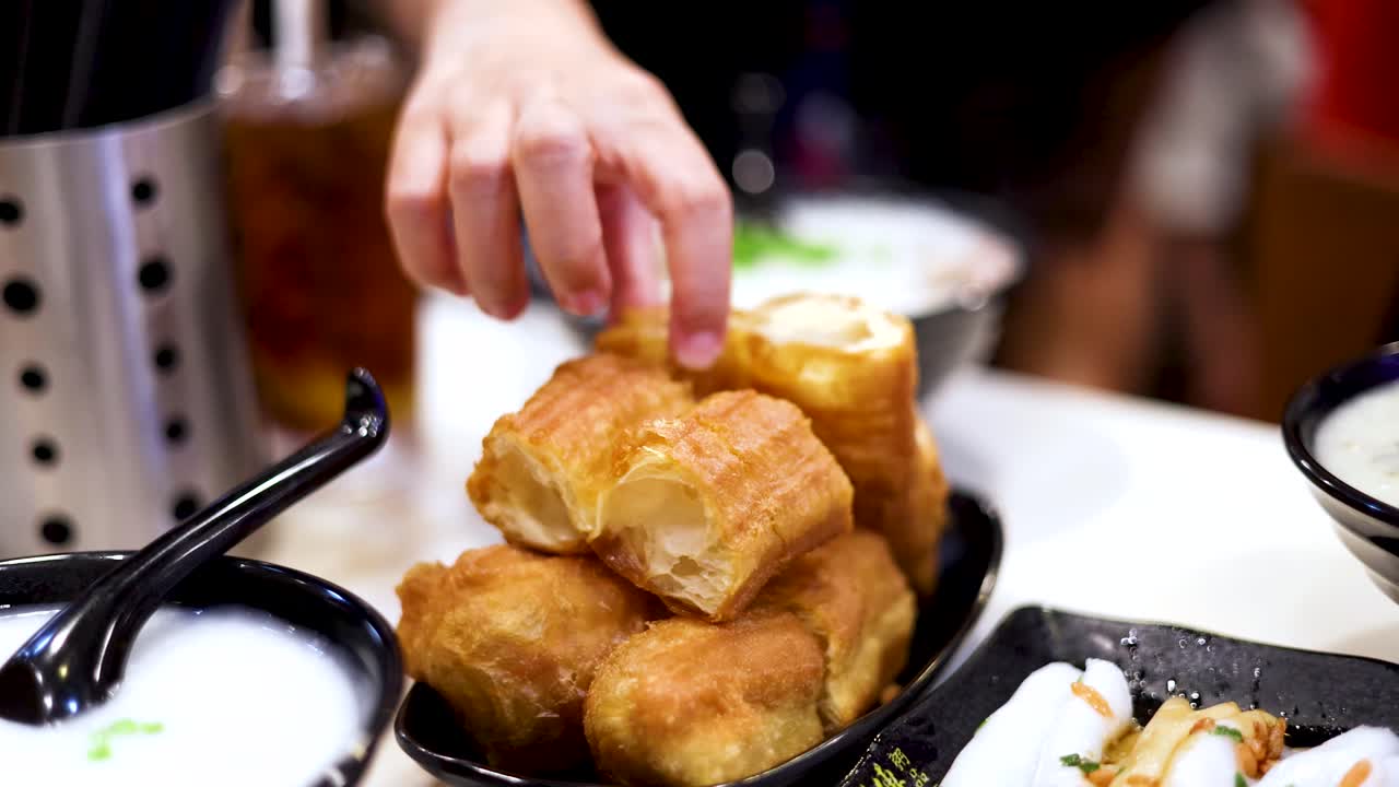 중국식 아침식사를 먹고