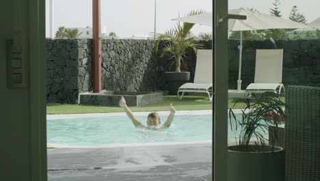 Enjoying-summer-and-sun-in-the-pool