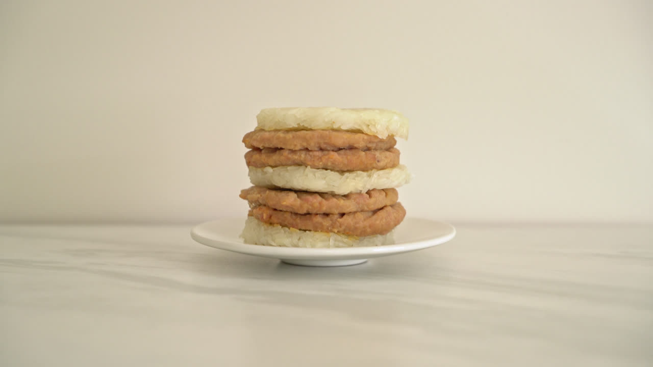 Cerdo casero a la parrilla con hamburguesa de arroz glutinoso