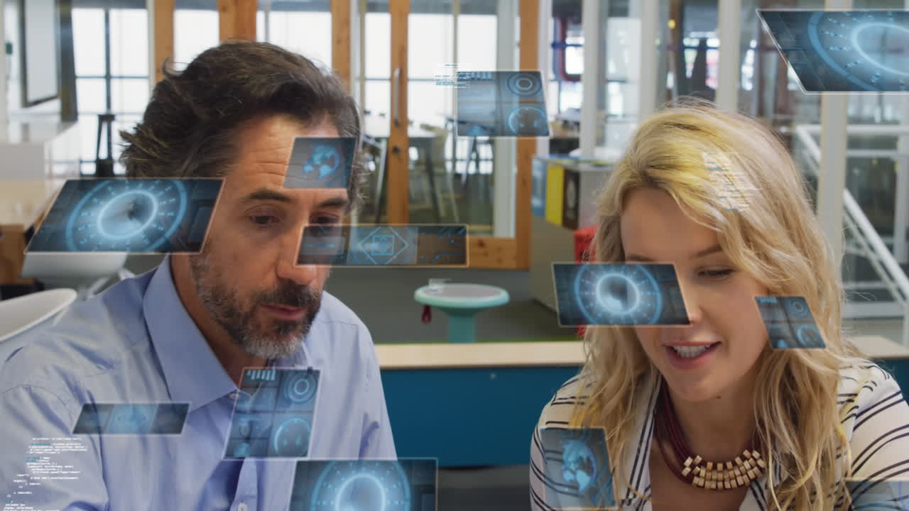 animación de radares, globos, gráficos sobre diversos compañeros de trabajo discutiendo informes en la oficina