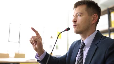hombre de negocios dando una presentación