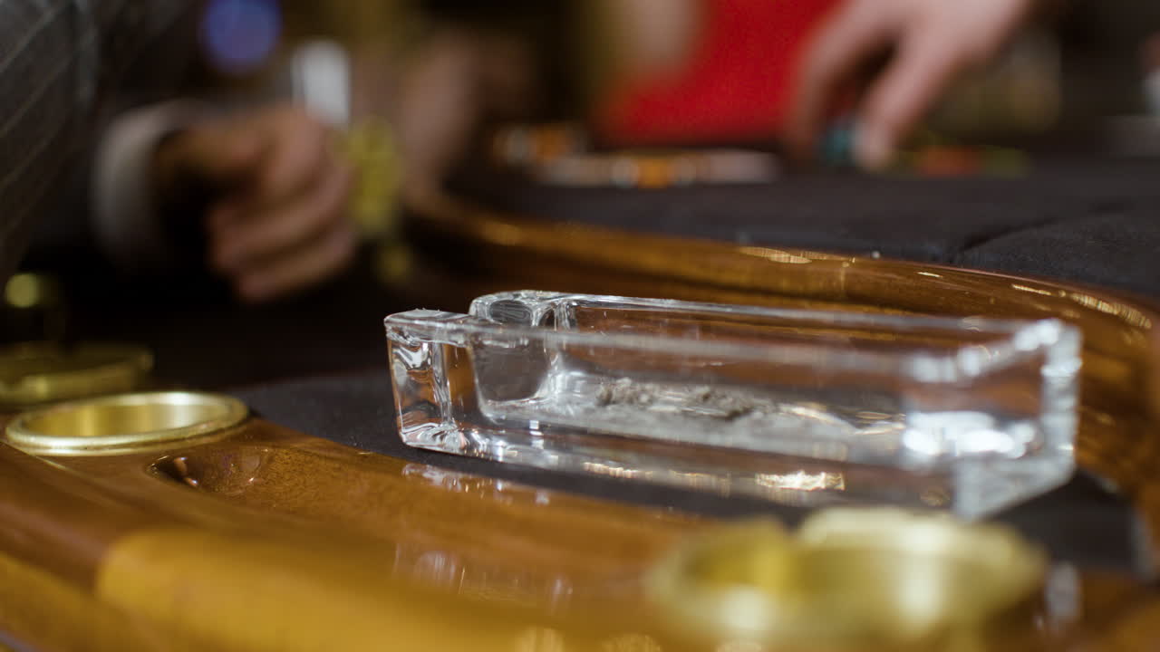 在賭場抽煙的男人.