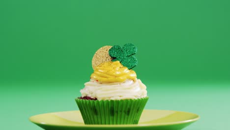 Muffin-with-white-and-yellow-cream-tooping-for--st-patricks