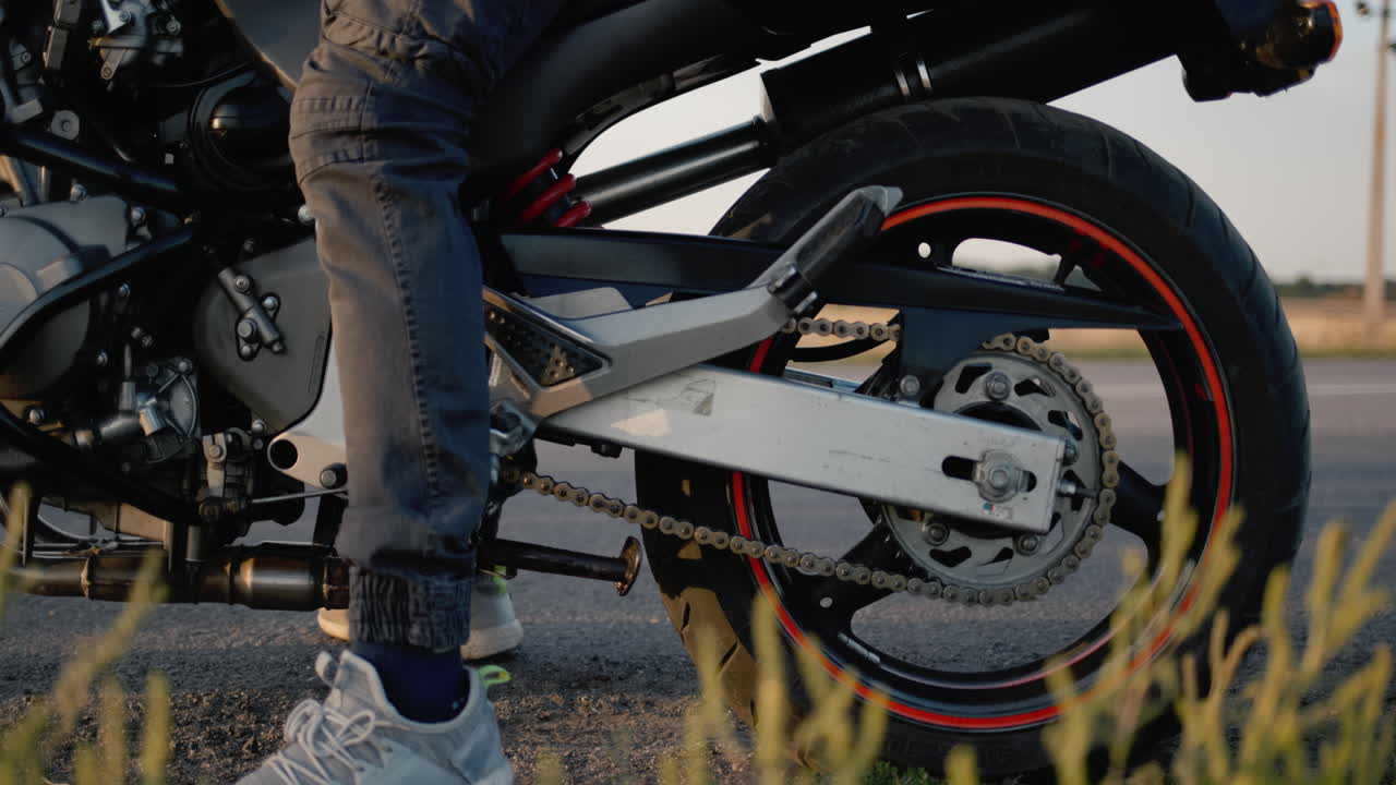 la rueda de la moto gira