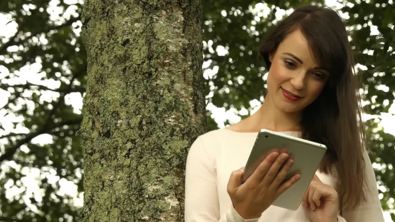 chica bonita usando una tableta