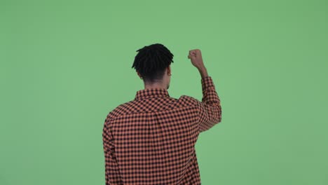 joven feliz y guapo hombre africano con dreadlocks