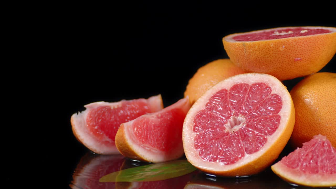 los pedazos de pomelo maduro aromático en el agua.