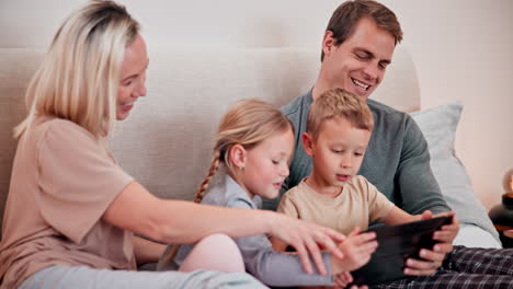 Padres,-Niños-Y-Tableta-En-El-Dormitorio-Para-Juegos