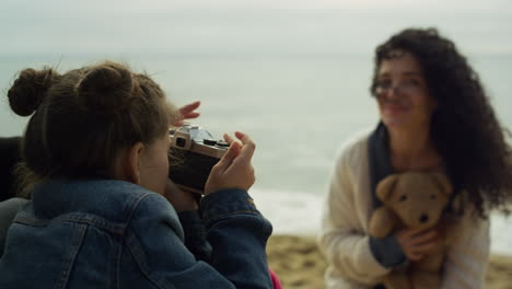 Nette-Familie,-Die-Fotos-Am-Strand-Mit-Meereswellen-Macht.-Mama-Papa-Kind-Mit-Kamera-Im-Freien.