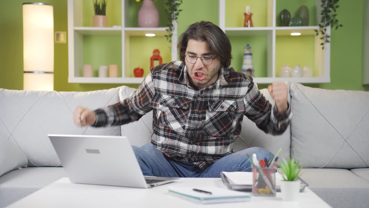 좋은 결과, 승리, 수익에 행복해하는 젊은 남성
