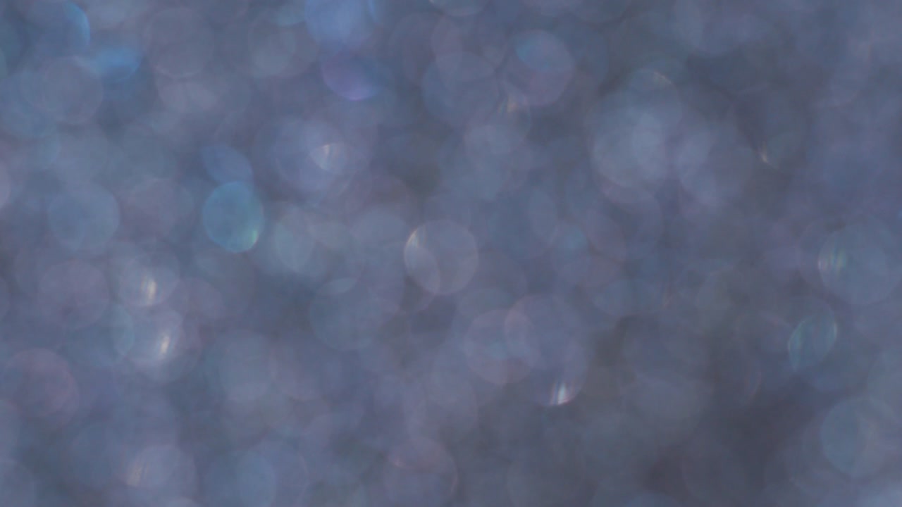 los colores de neón de moda son luces desfocalizadas brillantes festivas. bokeh azul, amarillo y púrpura 4k. imágenes de superposición abstracta con estilo perfecto. año nuevo de navidad parpadeando con un fondo colorido parpadeante.