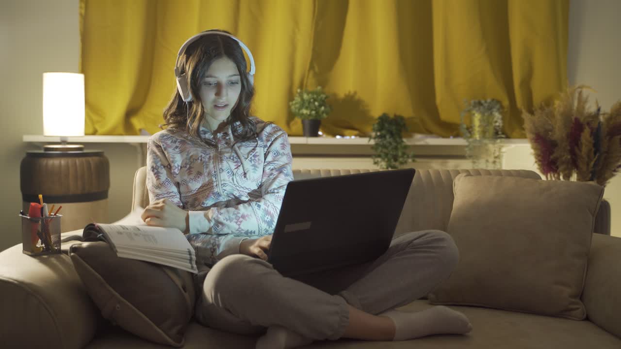 밤에 집에서 스트레스를 받고 우울한 남성 학생.