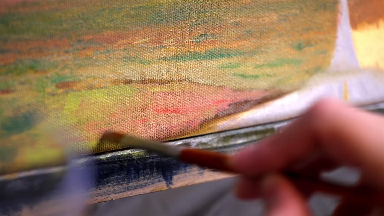 el artista se extiende ligeramente y sombras en el suelo del desierto con pincel de punta fina