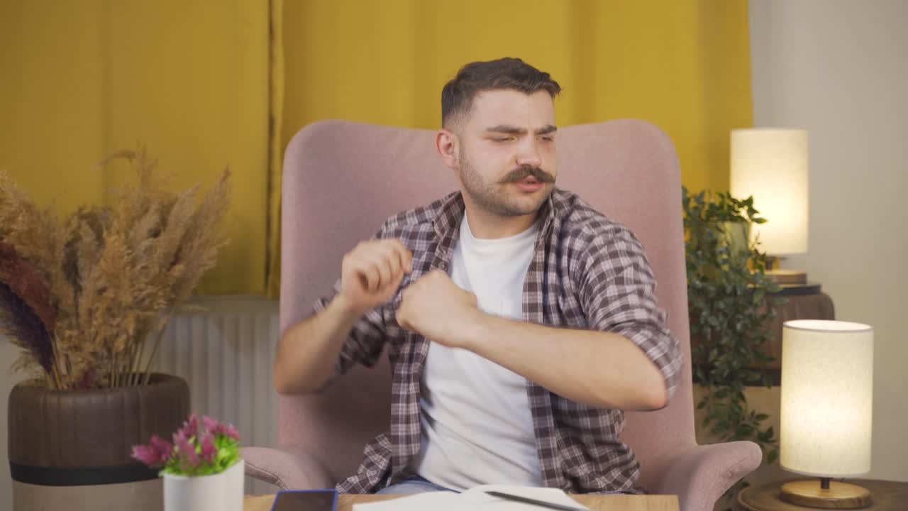 un hombre feliz y danzante lleno de alegría.