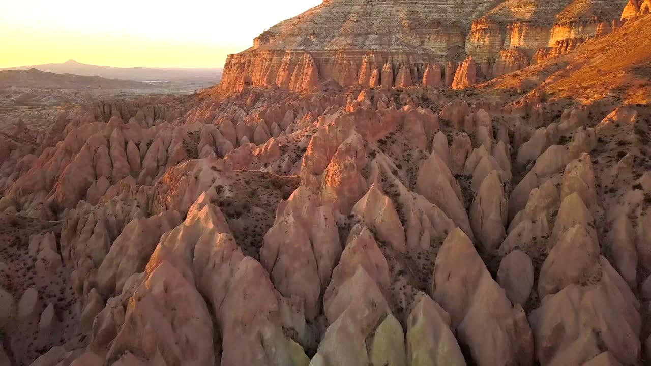 칠면조 카파도키아 요정 굴 사랑 계곡 피나클 바위 해가 지는 황혼 비디오 영상 4k 고품질 드론 스 비디오