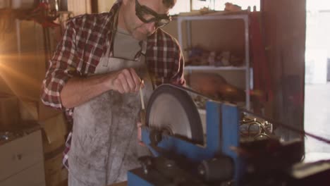 Animación-De-Luz-Brillante-Sobre-Un-Hombre-Caucásico-Trabajando-En-Un-Taller