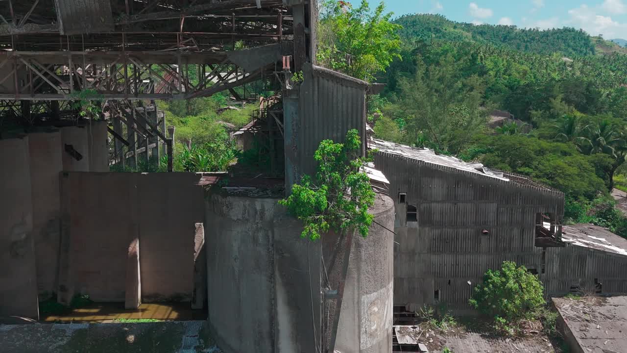 숲 한가운데에 버려진 오래된 산업 인프라 오른쪽에서 왼쪽으로