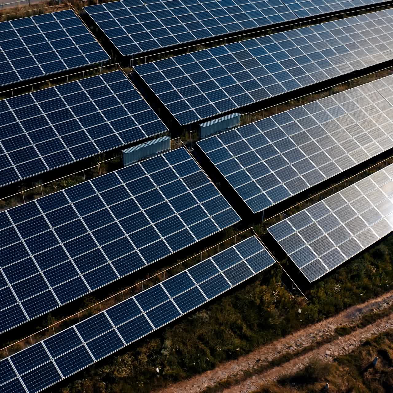 Tecnologie ambientali rinnovabili e green per i paesaggi. Pannelli della centrale solare ecologica nei campi energetici