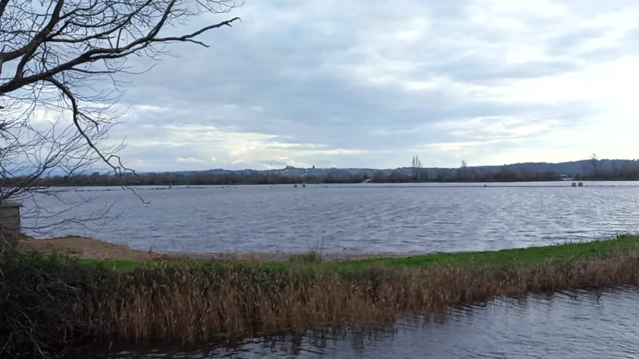 코임브라 포르투갈, 회색 및 흐린 하늘에 범람하는 낮은 몬데고 논