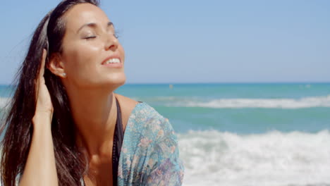 mujer sensual en la playa en un clima tropical