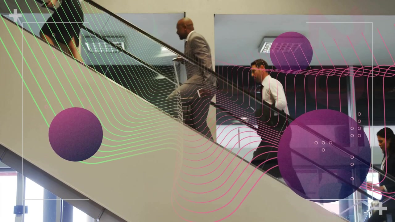 Profesionales subiendo una escalera de cristal en un atrio empresarial, con esferas moradas y líneas rosas.
