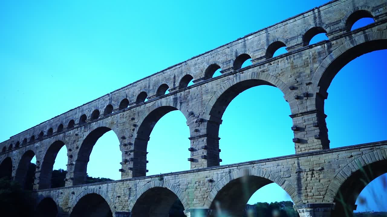du pont gard 역사적인 돌 다리 석조로 강을 가로지르는 많은 아치가 있습니다.