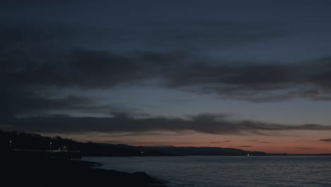 pôr do sol sobre o mar