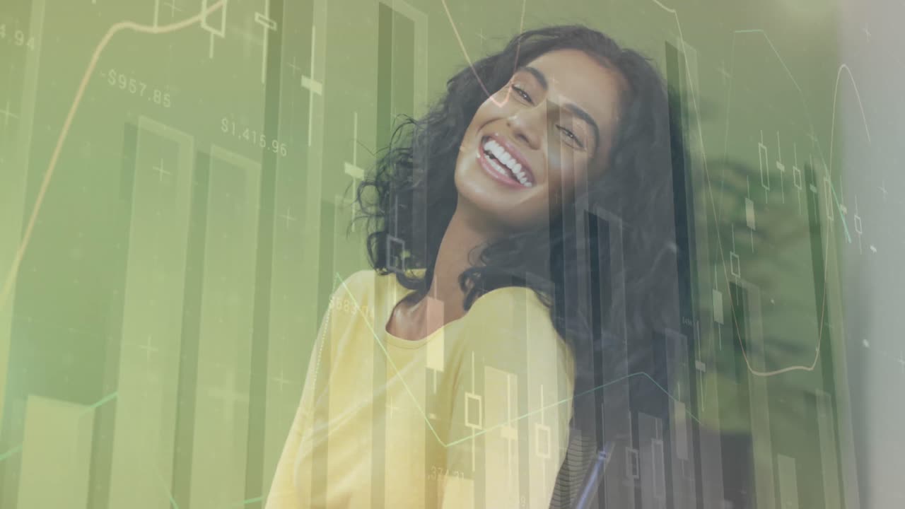animación del procesamiento de datos financieros sobre una mujer de negocios biracial sonriente