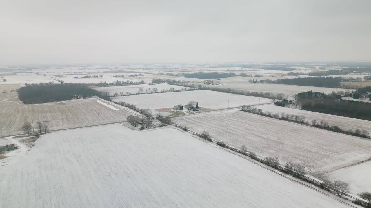hermosa vista aérea sobre tierras de cultivo rural, día de invierno en el medio oeste de américa