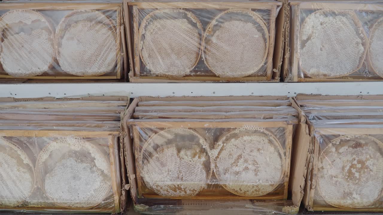panal de miel en cajas en estantes