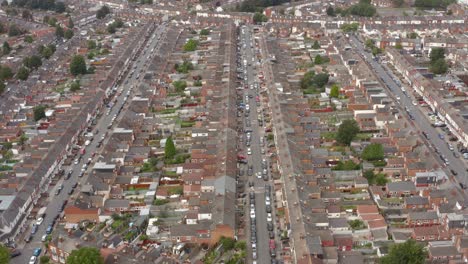 disparo de un dron dando vueltas sobre la urbanización de birmingham 01