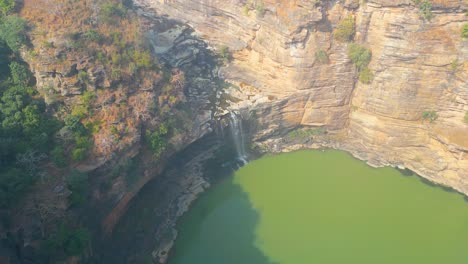 las cascadas de rajdari y devdari se encuentran dentro del exuberante santuario de vida silvestre de chandraprabha vista desde un avión no tripulado