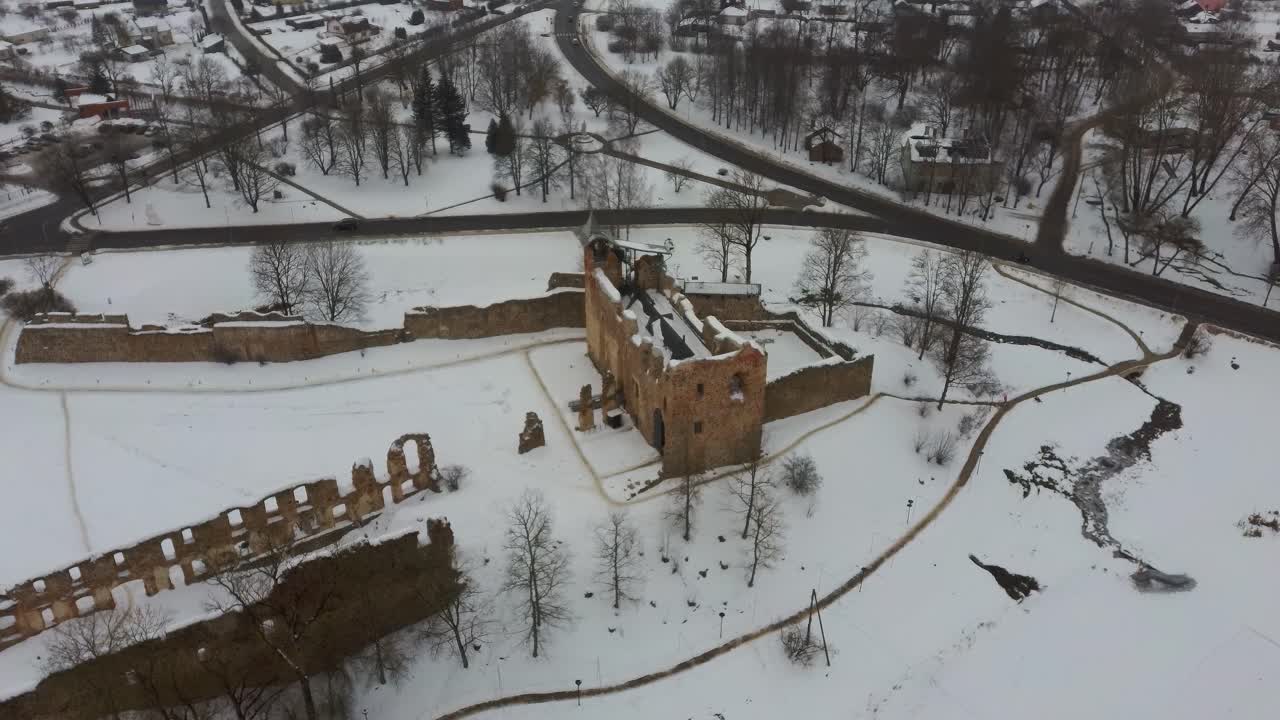 ruinas del antiguo castillo medieval de piedra de la orden de livonia letonia aérea drone top shot desde arriba