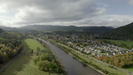 Vista-Aérea-De-La-Ciudad-Escocesa-De-Ballater-En-El-Parque-Nacional-De-Cairngorms,-Aberdeenshire